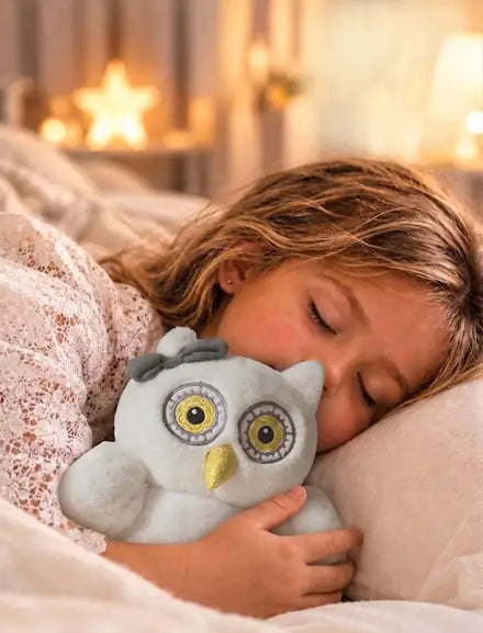 Un enfant s'endort contre Oli la chouette